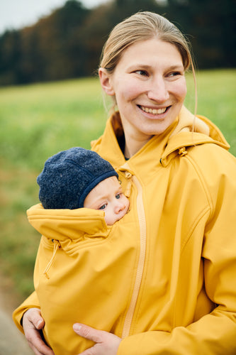 Mamalila - Softshell zwangerschaps- en draagjas in één - geel  | MILD zwangerschapsboetiek - zwangerschapskleding bij Mechelen