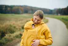 Afbeelding in Gallery-weergave laden, Mamalila - Softshell zwangerschaps- en draagjas in één - geel  | MILD zwangerschapsboetiek - zwangerschapskleding bij Mechelen
