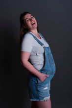Afbeelding in Gallery-weergave laden, Ripe Maternity - Denim short overalls pale blue  | MILD zwangerschapsboetiek - zwangerschapskleding bij Mechelen
