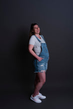 Afbeelding in Gallery-weergave laden, Ripe Maternity - Denim short overalls pale blue XS  | MILD zwangerschapsboetiek - zwangerschapskleding bij Mechelen
