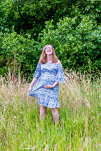 Afbeelding in Gallery-weergave laden, Ripe Maternity - Ella cold shoulder frill dress  | MILD zwangerschapsboetiek - zwangerschapskleding bij Mechelen
