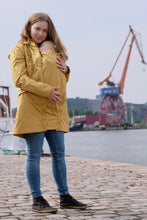 Afbeelding in Gallery-weergave laden, Mamalila - Rain Babywearing Coat Dublin - mustard  | MILD zwangerschapsboetiek - zwangerschapskleding bij Mechelen
