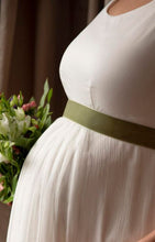 Afbeelding in Gallery-weergave laden, Tiffany Rose - Velvet ribbon sash sage green | MILD zwangerschapsboetiek - zwangerschapskleding bij Mechelen
